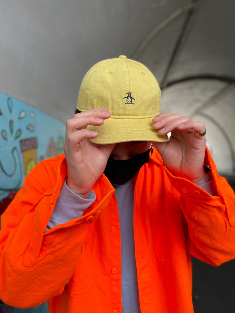 ブルー系のスウェット、グリーン系のカーゴパンツ、ブラック系のスリッポンを着用したメンズの春コーディネートの2枚目の写真