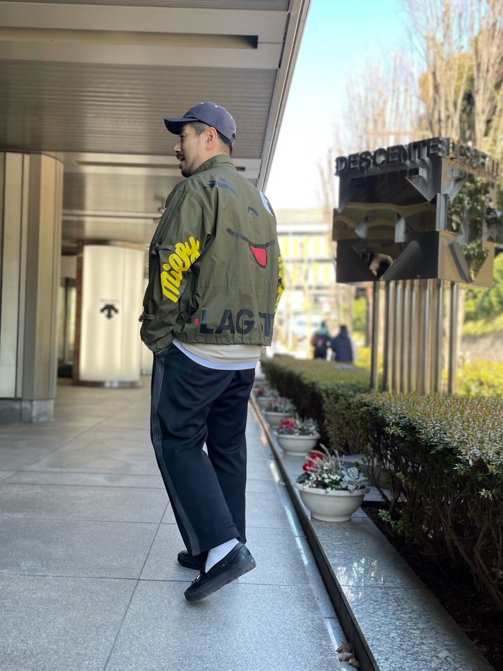 ブラック系のその他パンツ、グリーン系のミリタリージャケット、ブラック系のシューズを着用したメンズの冬コーディネートの2枚目の写真