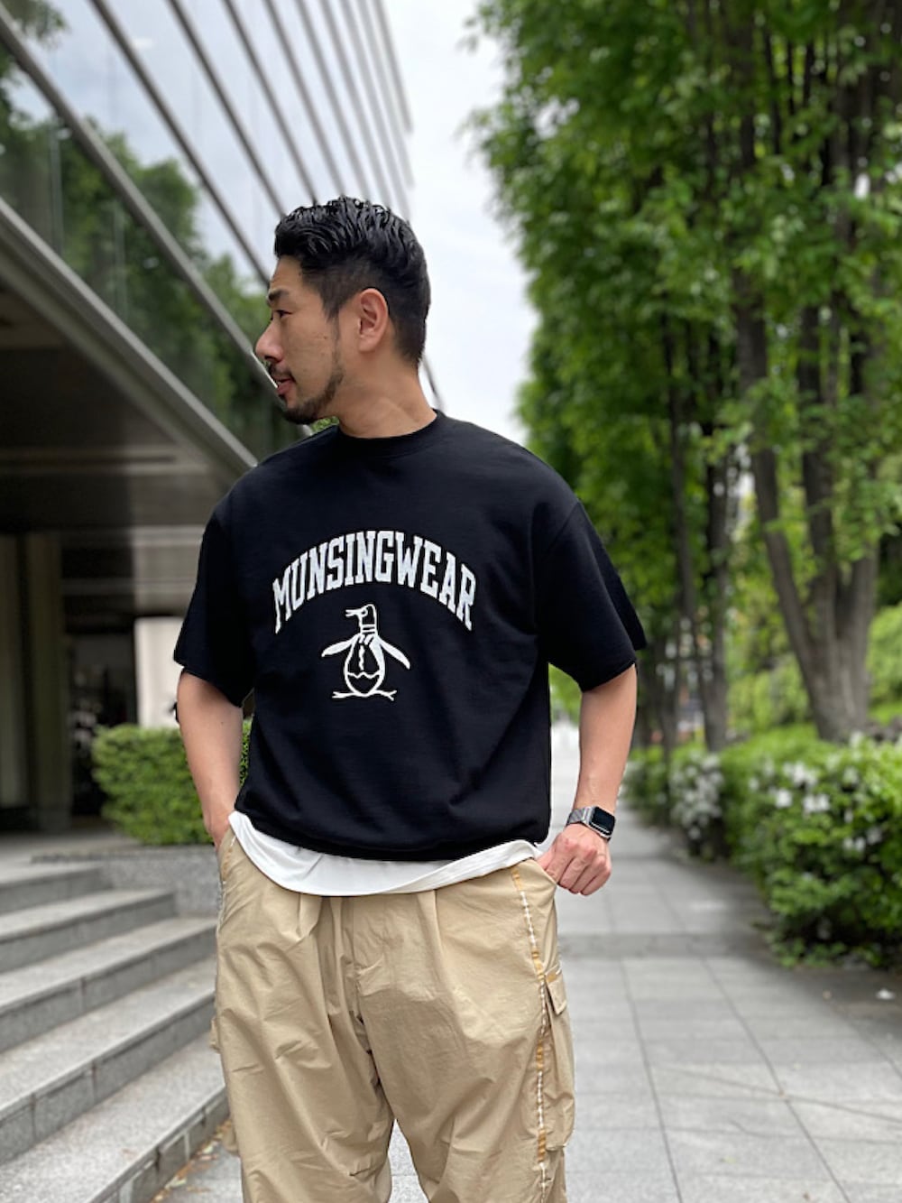 ブラック系のTシャツ/カットソー、ベージュ系のパンツ、グレー系のTシャツ/カットソーを着用したメンズの春コーディネートの2枚目の写真