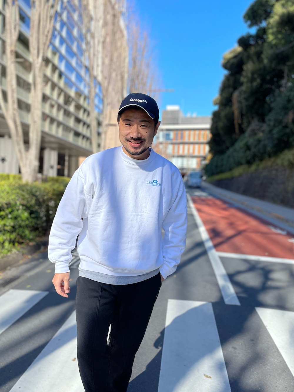 ブラック系のその他パンツ、グレー系のシューズ、ホワイト系のトップスを着用したメンズの冬コーディネートの3枚目の写真