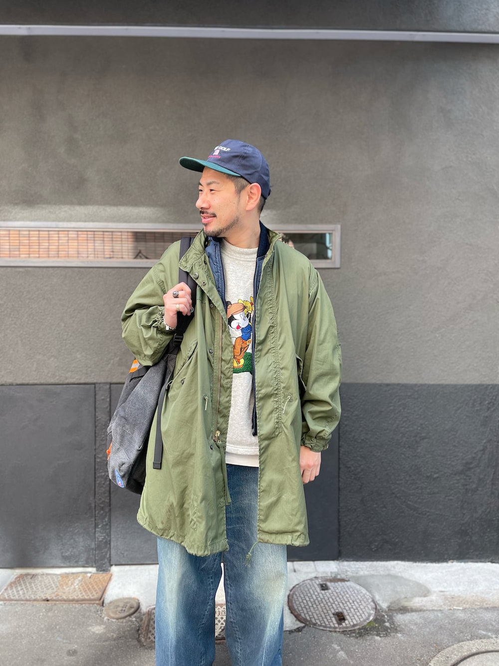 ブルー系のその他パンツ、ブラック系のスニーカー、グレー系のスウェットを着用したメンズの冬コーディネートの2枚目の写真