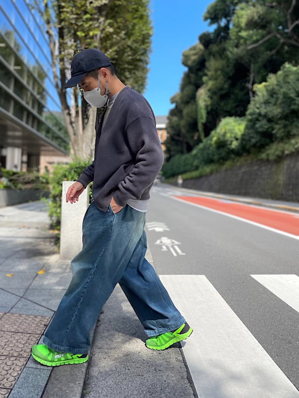 ブルー系のその他パンツ、グリーン系のスニーカー、ブルー系のキャップを着用したメンズの秋コーディネートの2枚目の写真