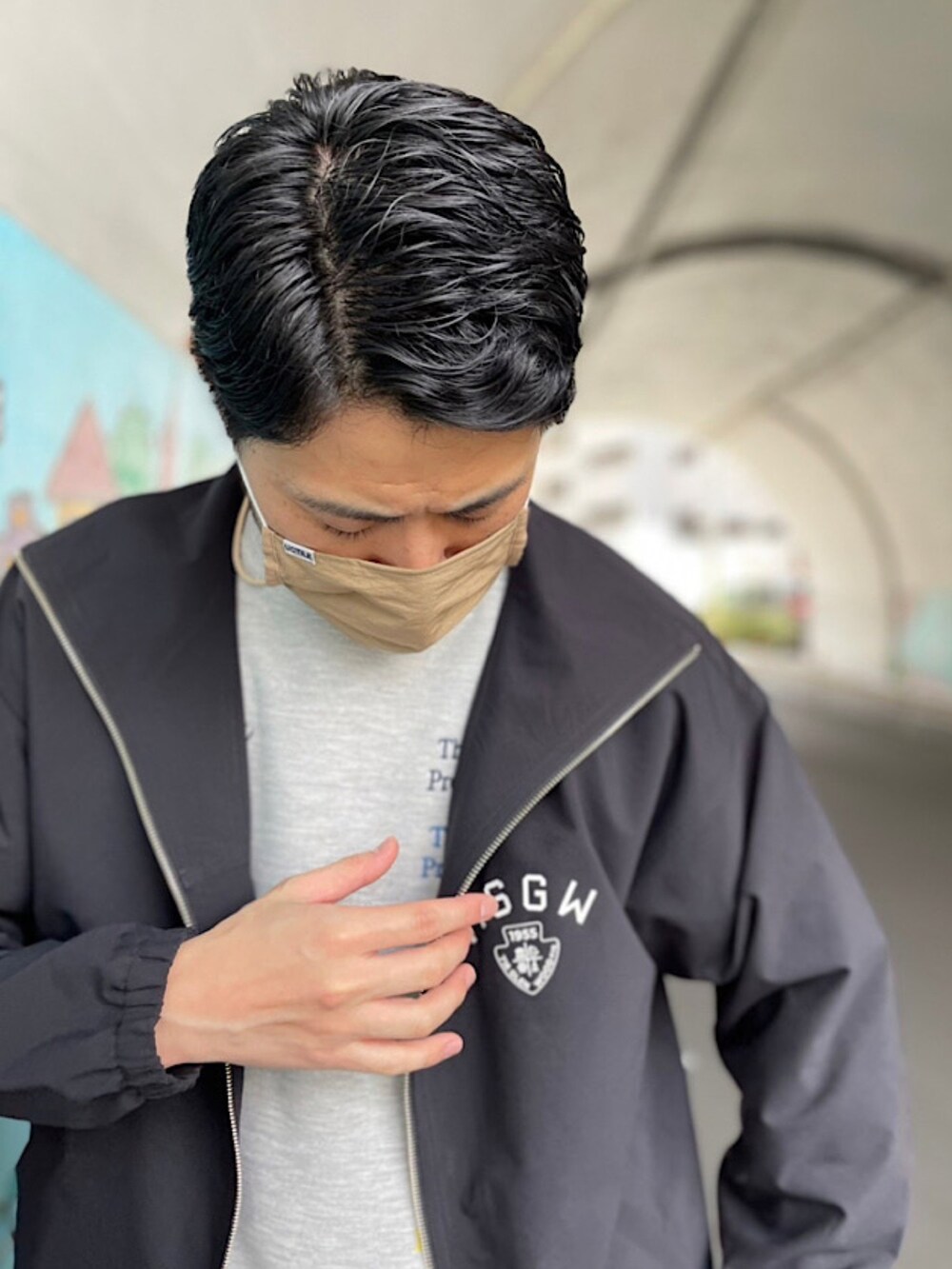 ブラック系のその他トップス、ブラック系のその他パンツ、グリーン系のスニーカーを着用したメンズの春コーディネートの2枚目の写真