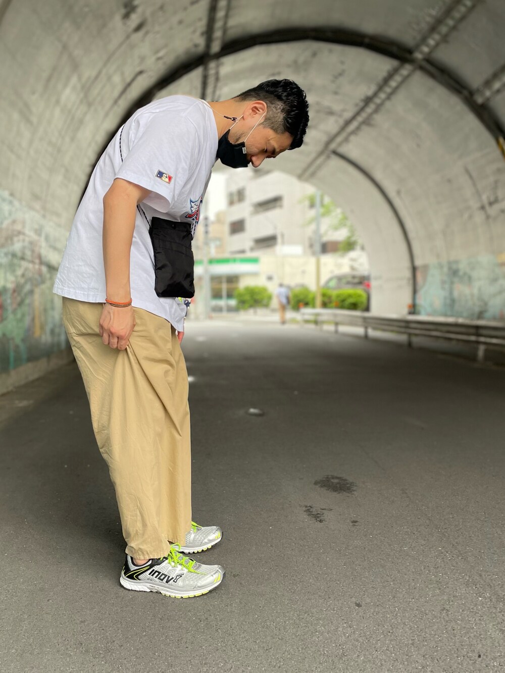 ホワイト系のTシャツ/カットソー、ブラック系のショルダーバッグ、ベージュ系のパンツを着用したメンズの春コーディネートの2枚目の写真