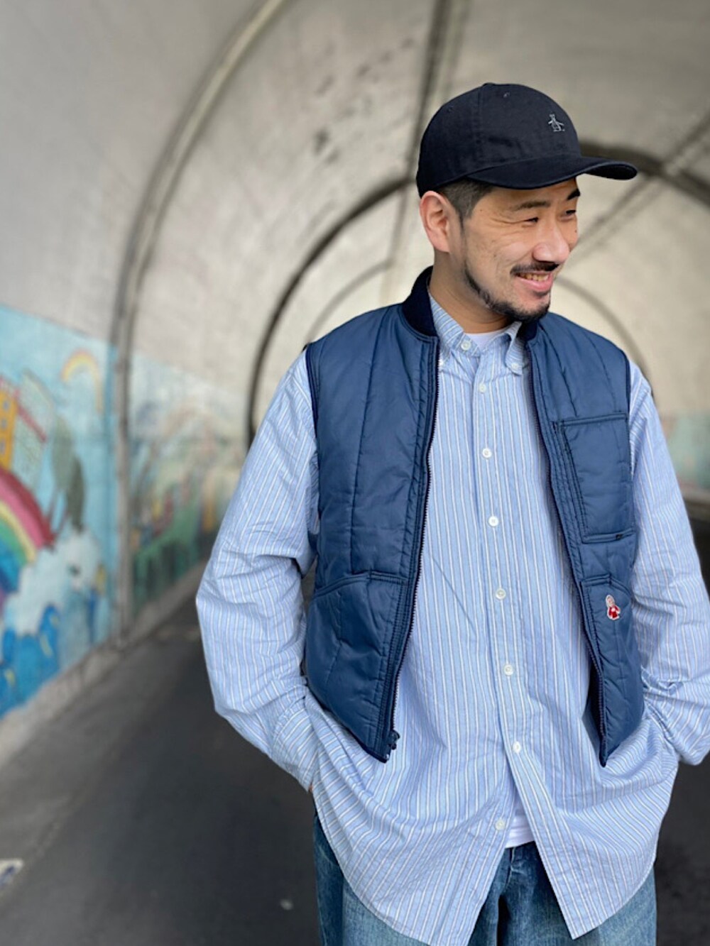 ブルー系のシャツ/ブラウス、ブルー系のその他パンツ、グリーン系のスニーカーを着用したメンズの春コーディネートの2枚目の写真