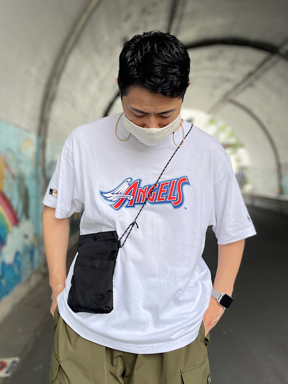 ブラック系のショルダーバッグ、ホワイト系のTシャツ/カットソー、グリーン系のその他パンツを着用したメンズの夏コーディネートの2枚目の写真