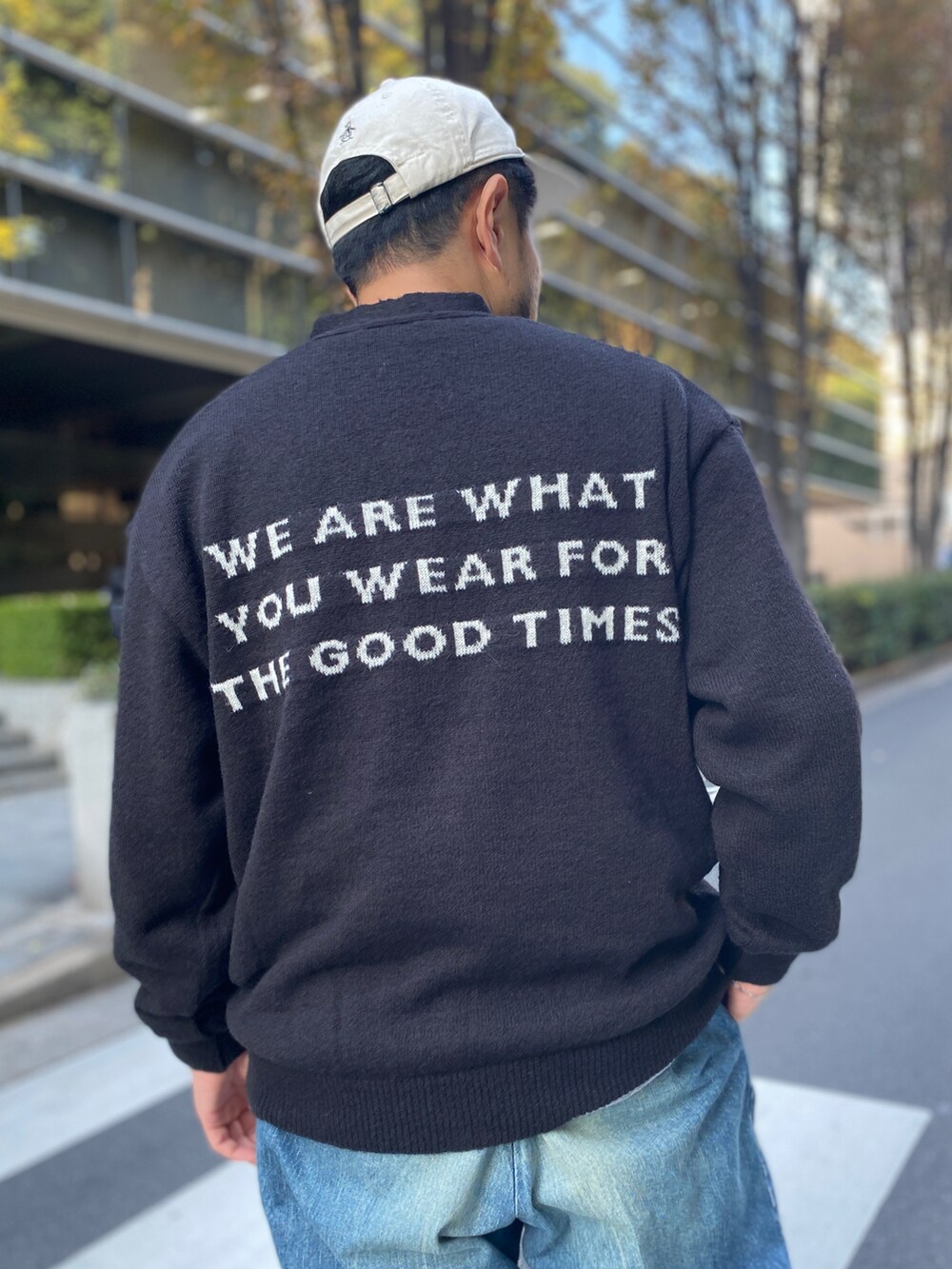 ブラック系のカーディガン/ボレロ、ブルー系のその他パンツ、グレー系のシューズを着用したメンズの秋コーディネートの4枚目の写真