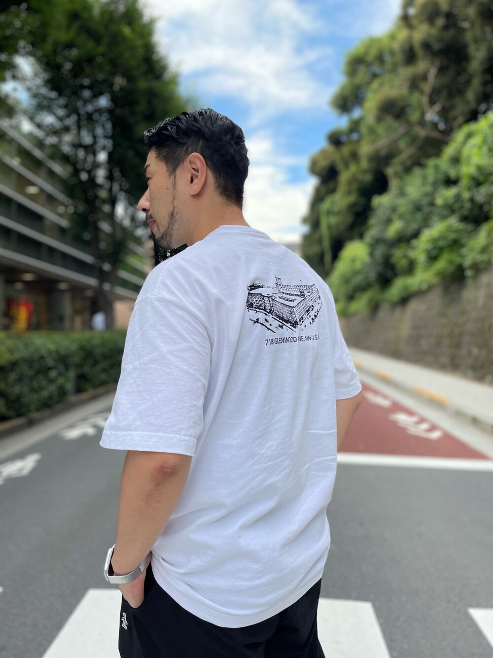 ホワイト系のTシャツ/カットソー、ブラック系のその他パンツを着用したメンズの夏コーディネートの2枚目の写真