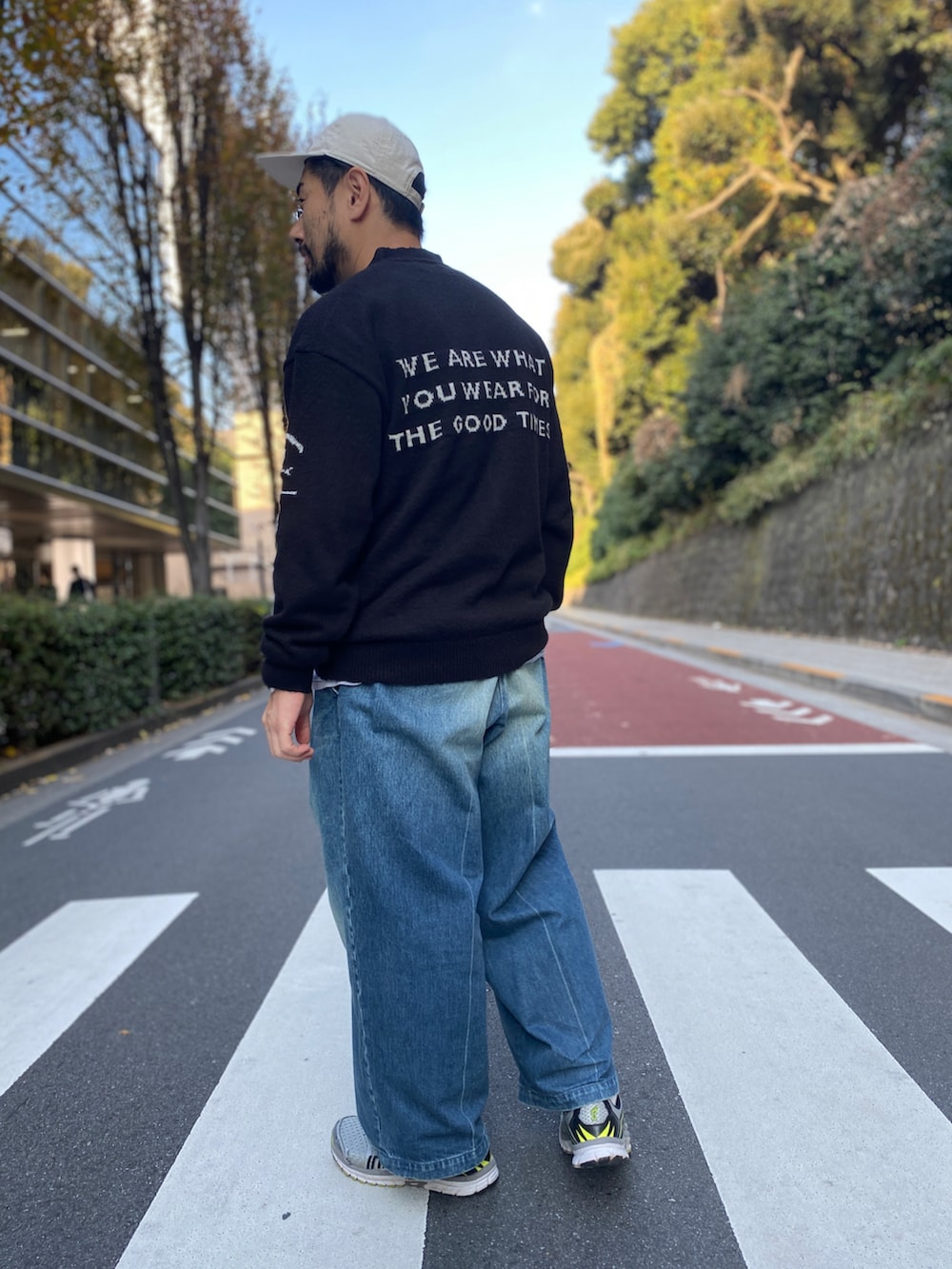 ブラック系のカーディガン/ボレロ、ブルー系のその他パンツ、グレー系のシューズを着用したメンズの秋コーディネートの3枚目の写真