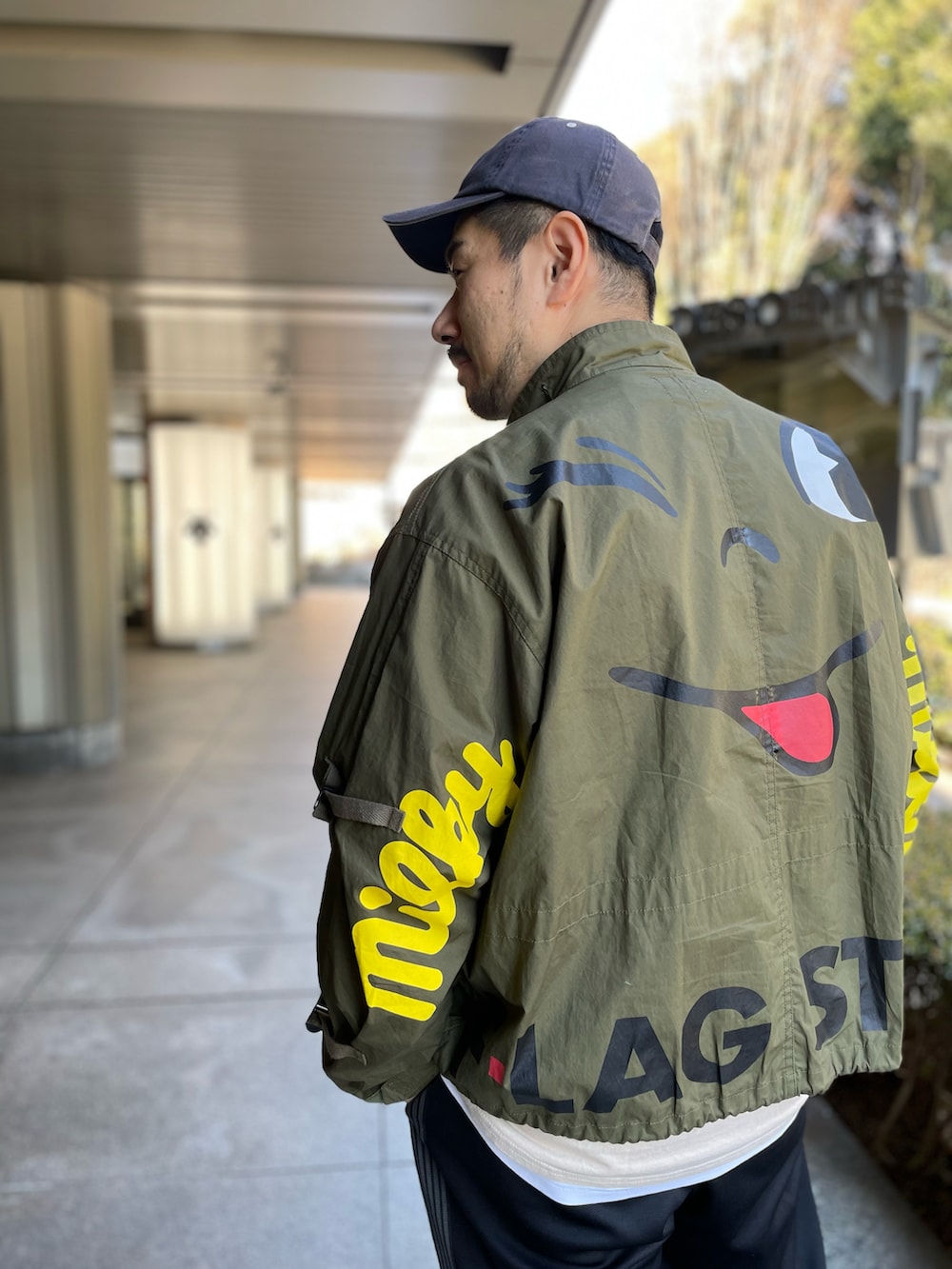 ブラック系のその他パンツ、グリーン系のミリタリージャケット、ブラック系のシューズを着用したメンズの冬コーディネートの3枚目の写真