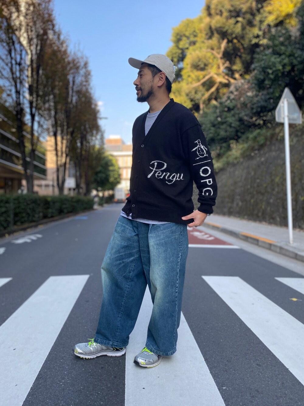 ブラック系のカーディガン/ボレロ、ブルー系のその他パンツ、グレー系のシューズを着用したメンズの秋コーディネートの2枚目の写真