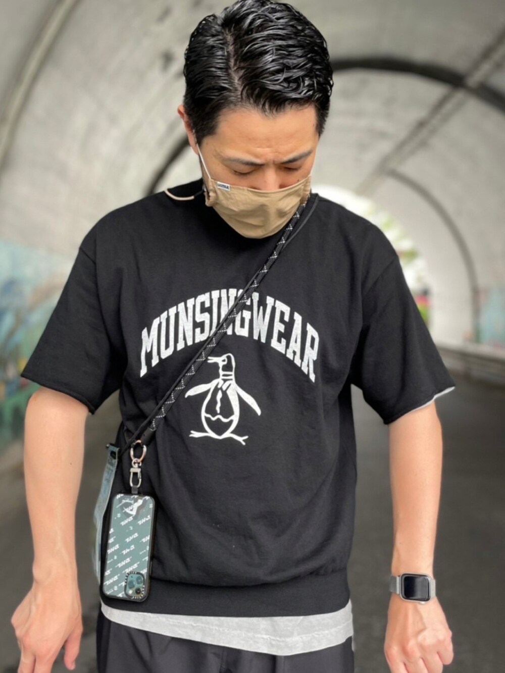 ブラック系のその他パンツ、グレー系のTシャツ/カットソー、ブラック系のTシャツ/カットソーを着用したメンズの春コーディネートの2枚目の写真