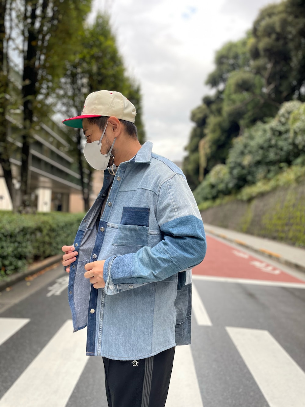 ブラック系のその他パンツ、ブラウン系のスウェット、グレー系のシューズを着用したメンズの秋コーディネートの2枚目の写真