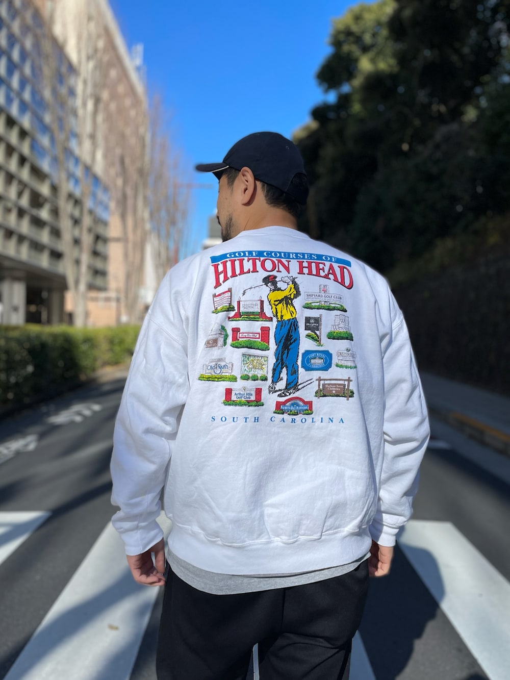 ブラック系のその他パンツ、グレー系のシューズ、ホワイト系のトップスを着用したメンズの冬コーディネートの2枚目の写真