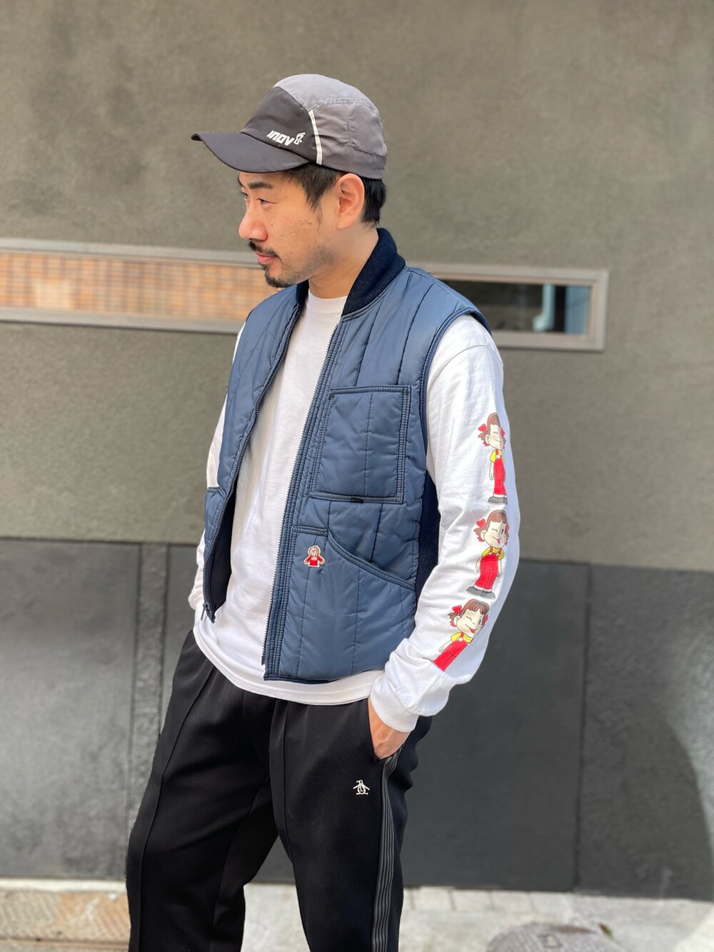 ブラック系のその他パンツ、グレー系のシューズ、ホワイト系のトップスを着用したメンズの冬コーディネートの2枚目の写真