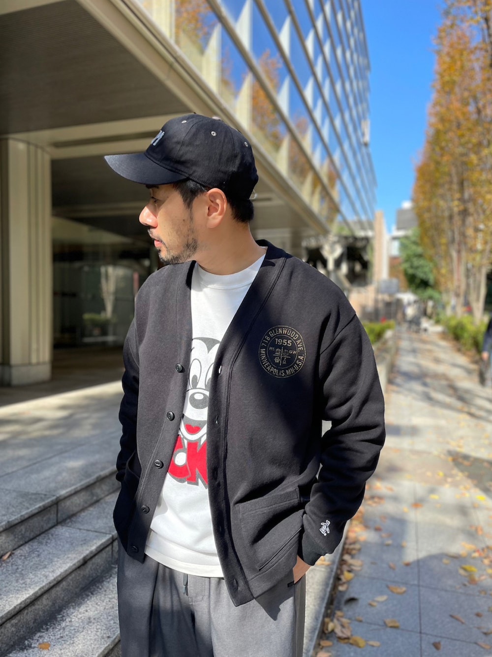 ブルー系のその他パンツ、グリーン系のスニーカー、ブラック系のカーディガン/ボレロを着用したメンズの冬コーディネートの2枚目の写真