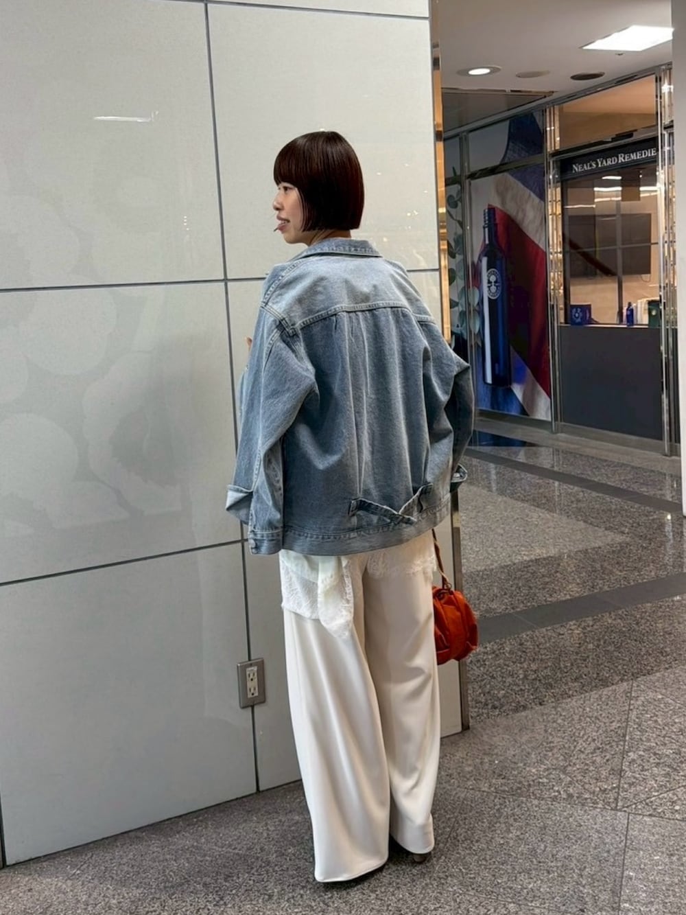 ブルー系のベスト、ベージュ系のシャツ/ブラウス、ホワイト系のシャツ/ブラウスを着用したレディースの春コーディネートの2枚目の写真