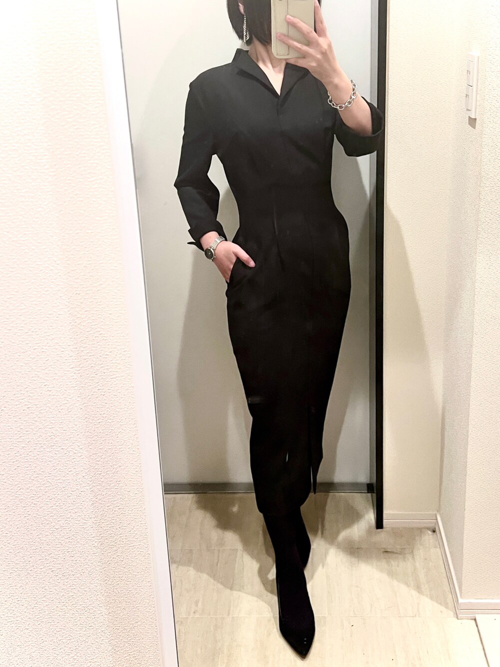 ブラック系のワンピース、ベージュ系のノーカラージャケット、ブラック系のパンプスを着用したレディースの冬コーディネートの2枚目の写真