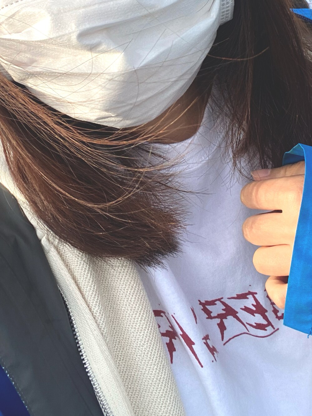 ブラック系のボディバッグ/ウエストポーチを着用したレディースの春コーディネートの2枚目の写真