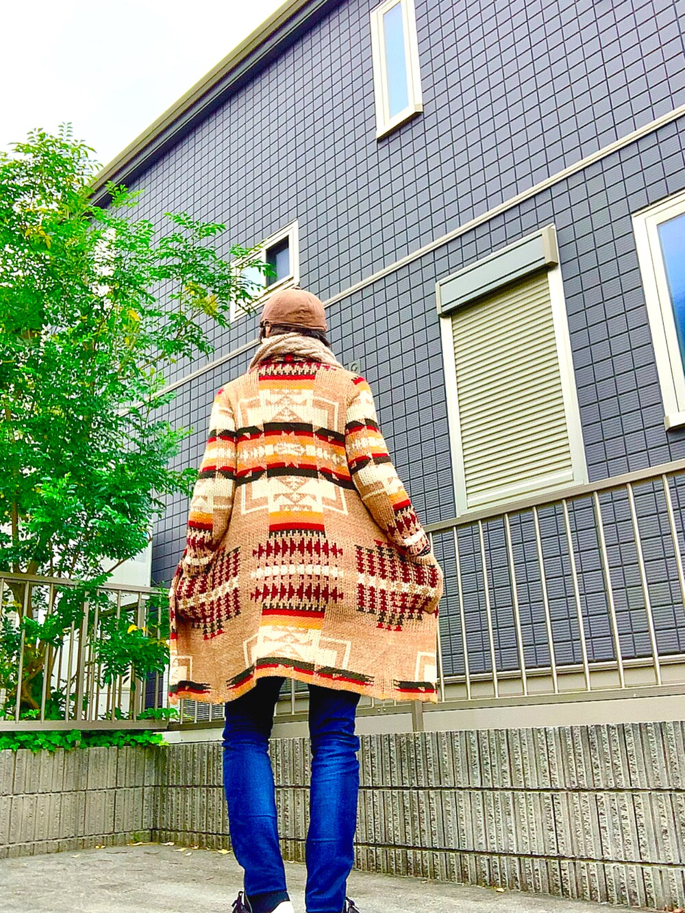 ブラック系のTシャツ/カットソー、その他のニット/セーター、ブルー系のデニムパンツを着用したメンズの秋コーディネートの2枚目の写真
