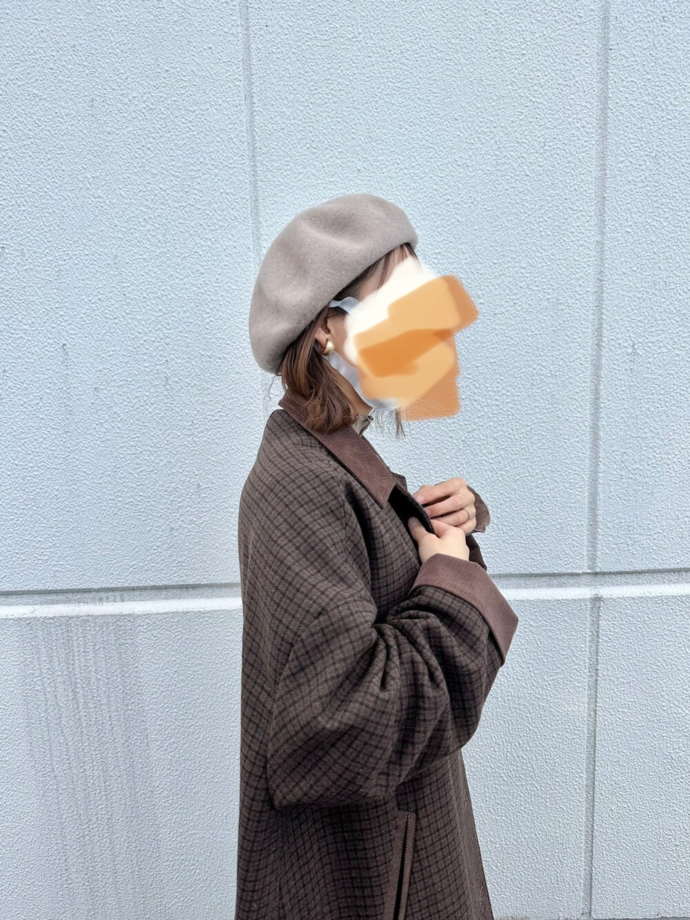 ブラック系のブーツ、ブラウン系のチェスターコートを着用したレディースの冬コーディネートの3枚目の写真