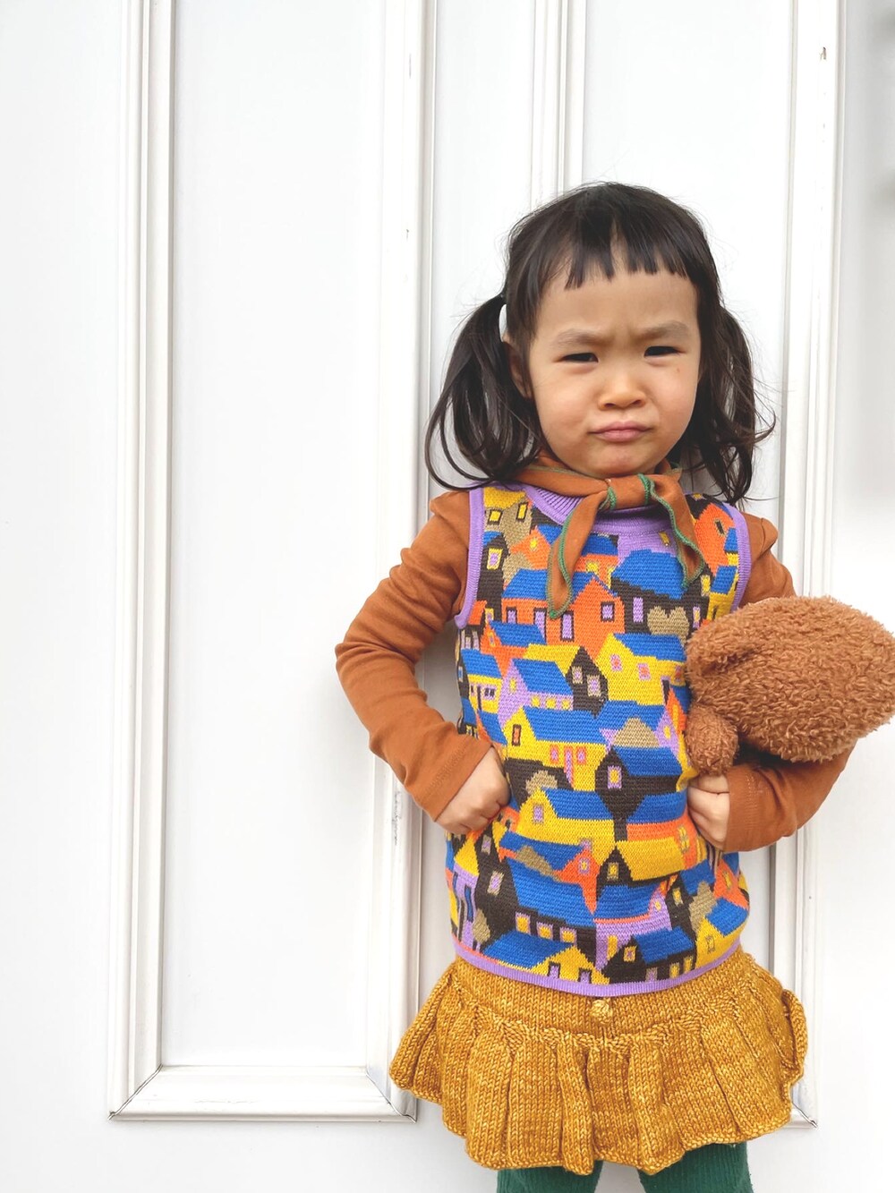 その他のベスト、レッド系のレインシューズを着用したキッズの冬コーディネートの2枚目の写真