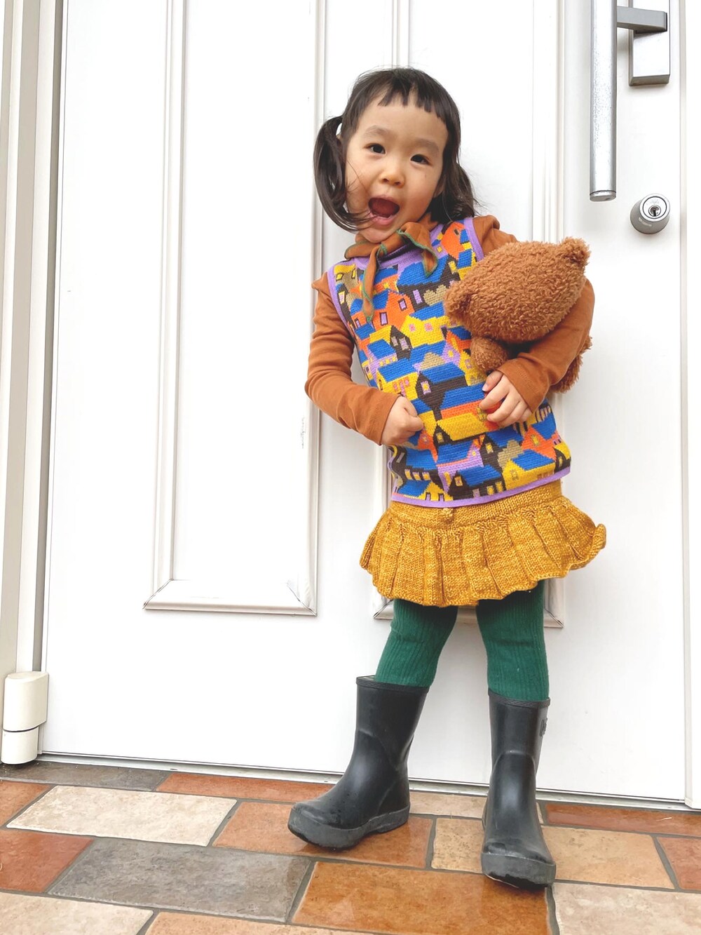 その他のベスト、レッド系のレインシューズを着用したキッズの冬コーディネートの3枚目の写真