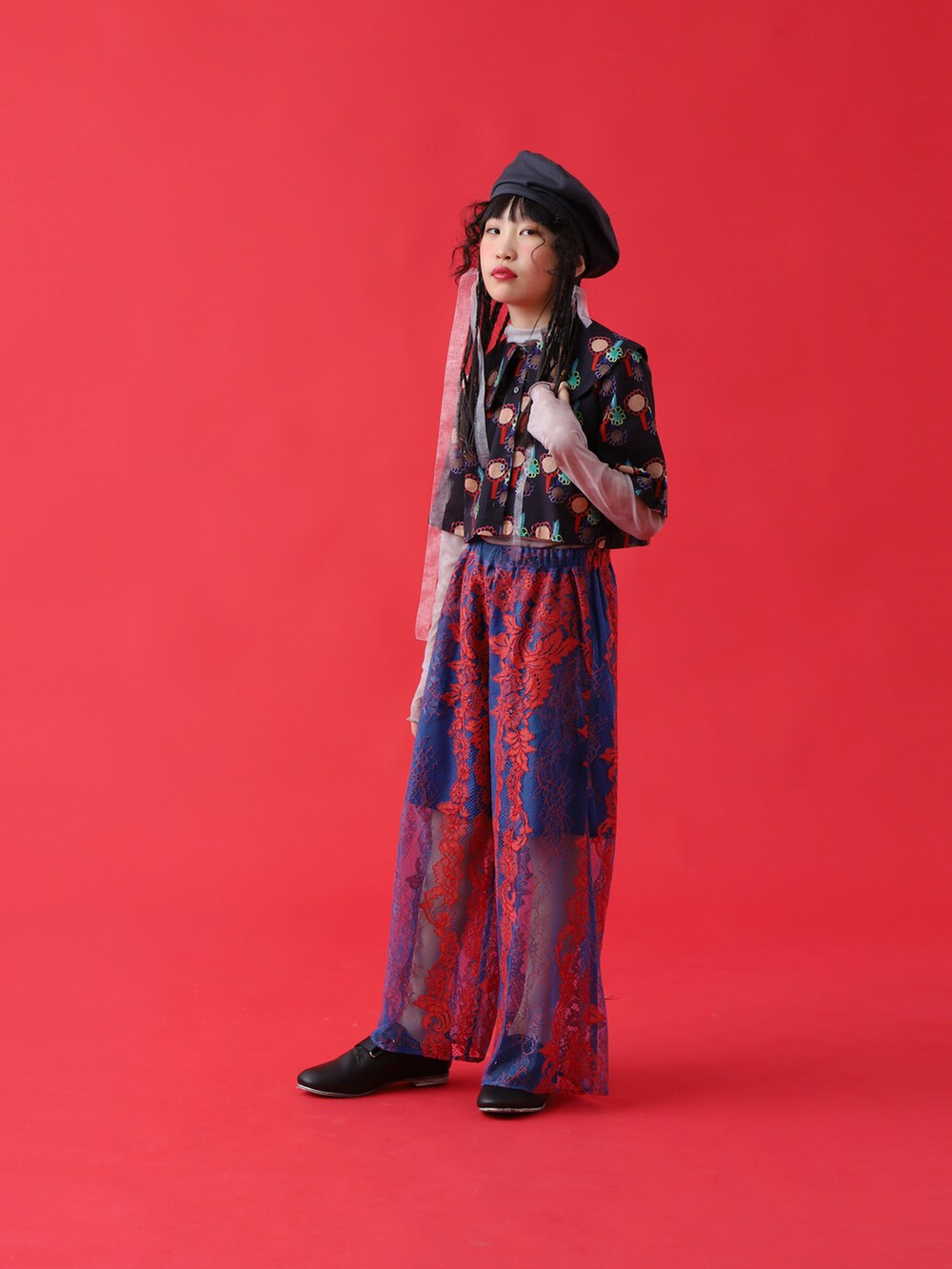 その他のトップスを着用したキッズの冬コーディネートの2枚目の写真