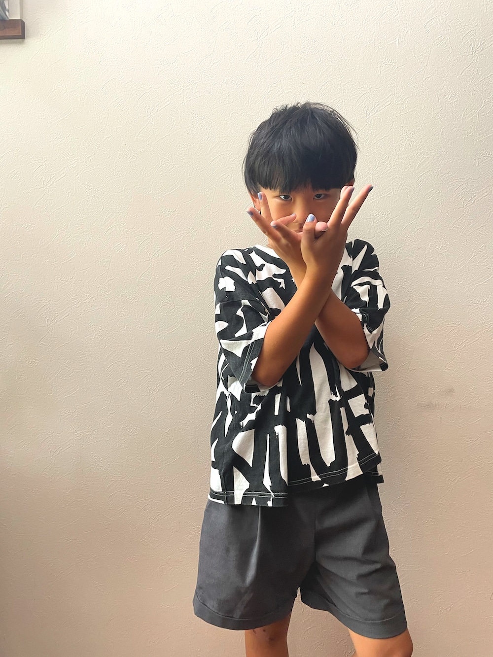 ブラック系のTシャツ/カットソー、ブラック系のサンダルを着用したキッズの夏コーディネートの3枚目の写真