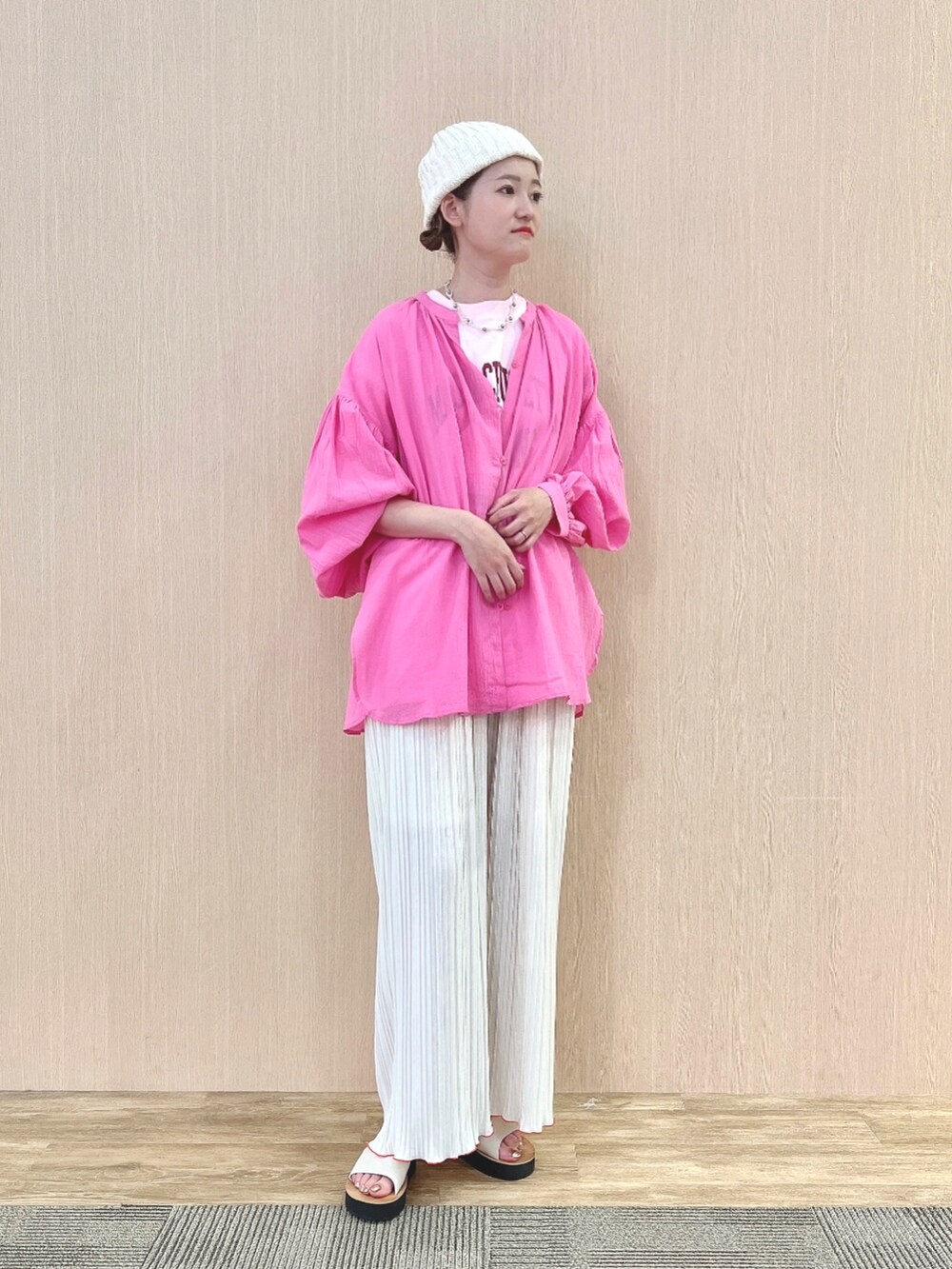 ピンク系のシャツ/ブラウス、ピンク系のTシャツ/カットソー、ホワイト系のその他パンツを着用したレディースの夏コーディネートの2枚目の写真