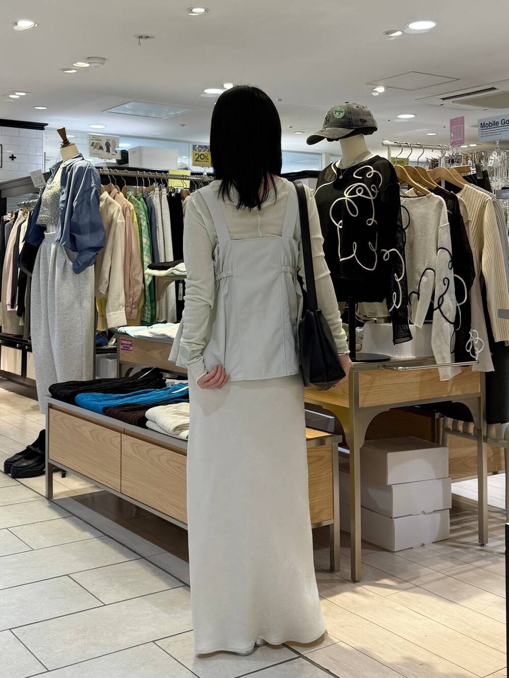 「低身長、カジュアル、着痩せ・細見え、休日コーデ、ママコーデ、春コーデ、ローリーズスタイル_LOWRYS FARM、公認インフルエンサー_LOWRYS FARM、大人女子カジュアル_LOWRYS FARM、ベーシック/シンプル、LOWRYS FARM、おでかけ、スカート、ビスチェ、きれいめカジュアル」｜「LOWRYS FARMのポインテッドミュール 287445（パンプス、シルバー系）」を使った、めめさん（レディース・151cm）の春コーディネートの3枚目の写真