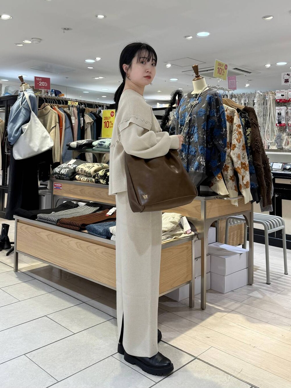「低身長、冬コーデ、ニット、スカート、ブーツ、セットアップ、楽ちんコーデ、カジュアル、着痩せ・細見え、休日コーデ、ママコーデ、ローリーズスタイル_LOWRYS FARM、公認インフルエンサー_LOWRYS FARM、大人女子カジュアル_LOWRYS FARM、ベーシック/シンプル」｜「LOWRYS FARMのサイドゴアブーツ（ブーツ、ブラック系）」を使った、めめさん（レディース・151cm）の冬コーディネートの3枚目の写真