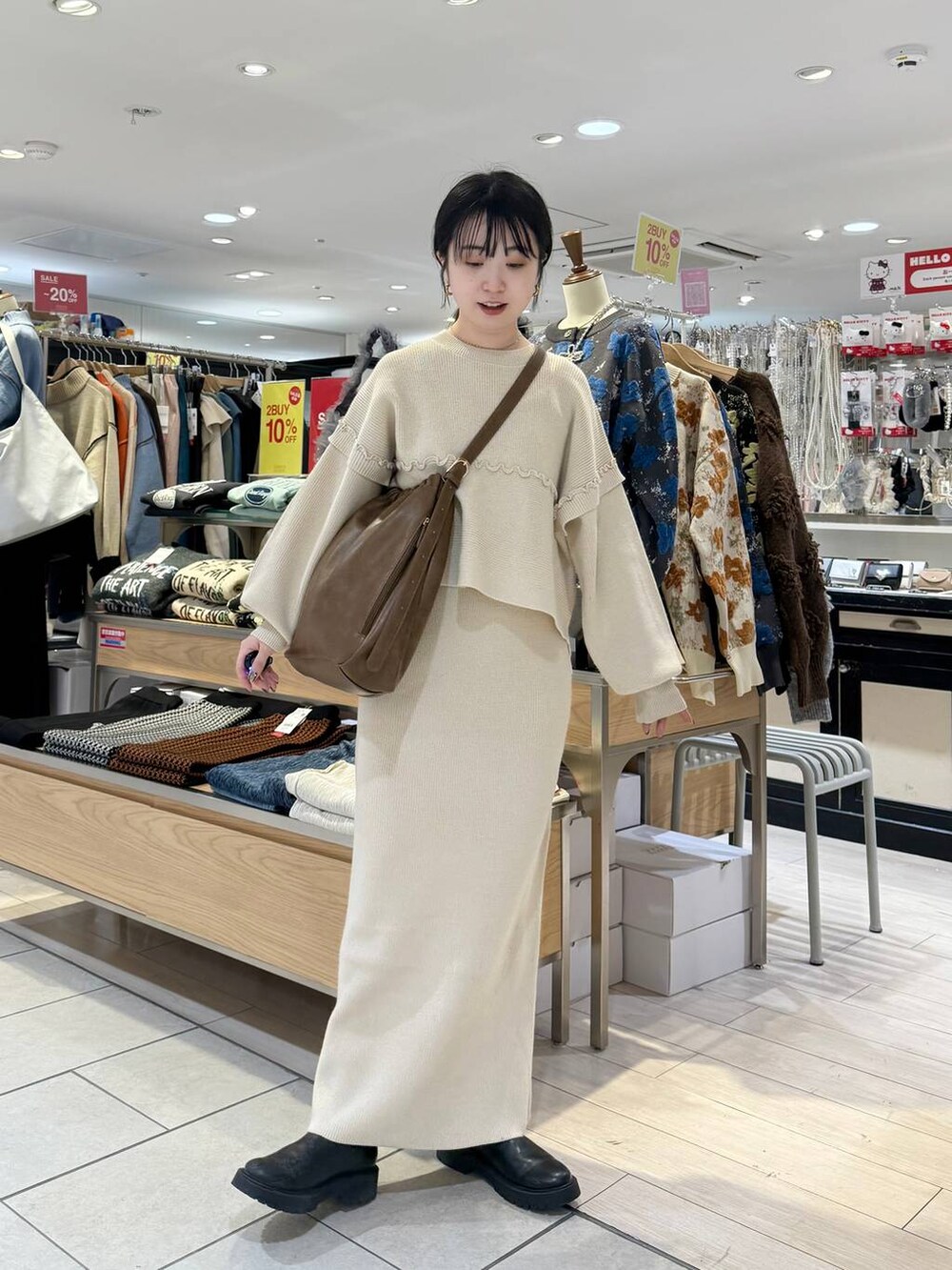 「低身長、冬コーデ、ニット、スカート、ブーツ、セットアップ、楽ちんコーデ、カジュアル、着痩せ・細見え、休日コーデ、ママコーデ、ローリーズスタイル_LOWRYS FARM、公認インフルエンサー_LOWRYS FARM、大人女子カジュアル_LOWRYS FARM、ベーシック/シンプル」｜「LOWRYS FARMのサイドゴアブーツ（ブーツ、ブラック系）」を使った、めめさん（レディース・151cm）の冬コーディネートの4枚目の写真