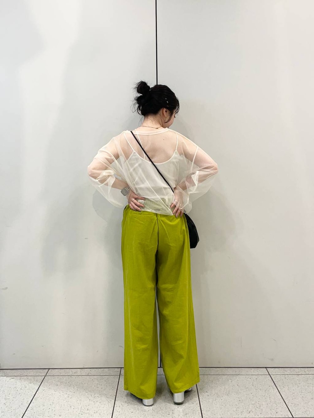 シルバー系のサンダル、ホワイト系のTシャツ/カットソー、グリーン系のスラックスを着用したレディースの春コーディネートの4枚目の写真