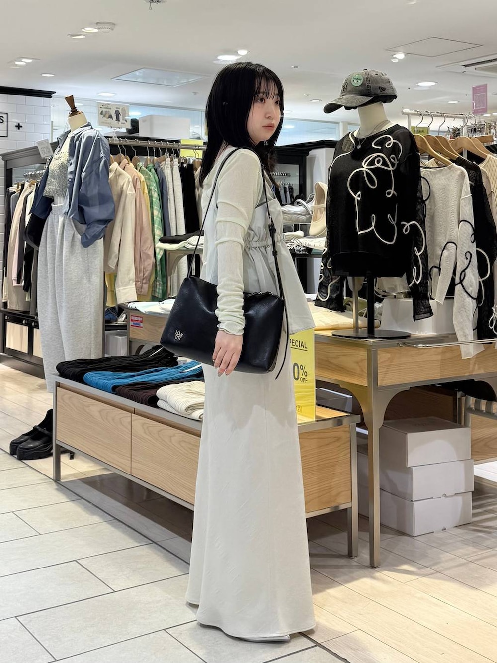 「低身長、カジュアル、着痩せ・細見え、休日コーデ、ママコーデ、春コーデ、ローリーズスタイル_LOWRYS FARM、公認インフルエンサー_LOWRYS FARM、大人女子カジュアル_LOWRYS FARM、ベーシック/シンプル、LOWRYS FARM、おでかけ、スカート、ビスチェ、きれいめカジュアル」｜「LOWRYS FARMのポインテッドミュール 287445（パンプス、シルバー系）」を使った、めめさん（レディース・151cm）の春コーディネートの2枚目の写真