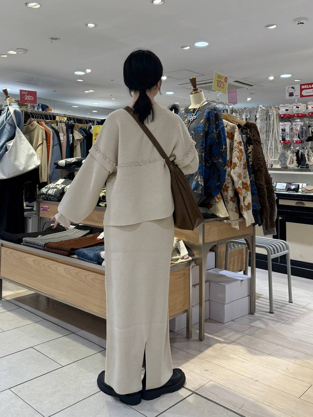 「低身長、冬コーデ、ニット、スカート、ブーツ、セットアップ、楽ちんコーデ、カジュアル、着痩せ・細見え、休日コーデ、ママコーデ、ローリーズスタイル_LOWRYS FARM、公認インフルエンサー_LOWRYS FARM、大人女子カジュアル_LOWRYS FARM、ベーシック/シンプル」｜「LOWRYS FARMのサイドゴアブーツ（ブーツ、ブラック系）」を使った、めめさん（レディース・151cm）の冬コーディネートの2枚目の写真