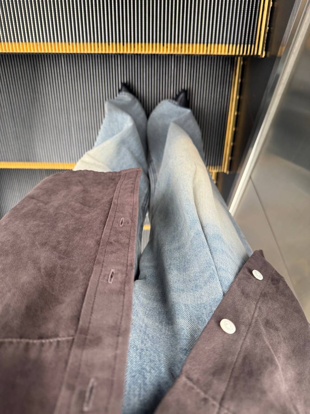 ブルー系のデニムパンツ、グレー系のシャツ/ブラウス、ブラック系のブーツを着用したレディースの秋コーディネートの2枚目の写真