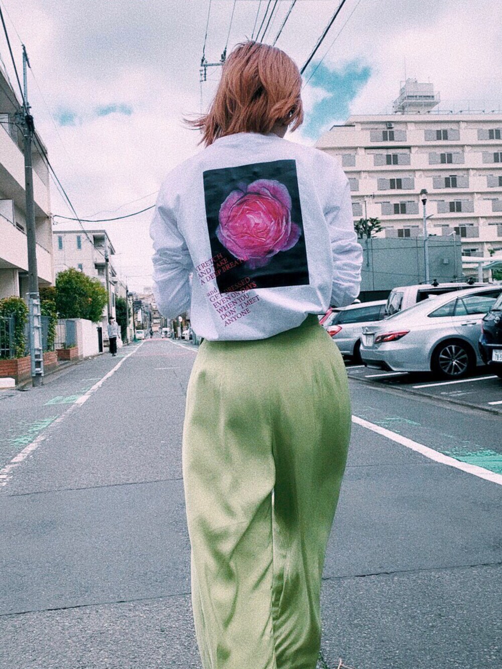 ホワイト系のTシャツ/カットソーを着用したレディースの春コーディネートの2枚目の写真