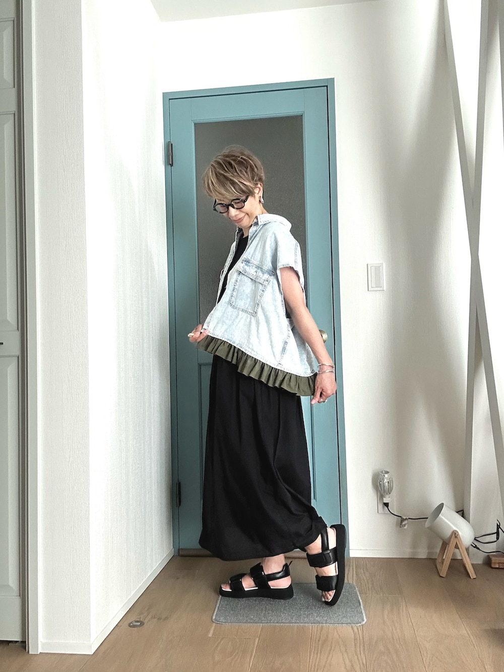 ブルー系のシャツ/ブラウス、ブラック系のワンピース、ブラック系のサンダルを着用したレディースの夏コーディネートの2枚目の写真