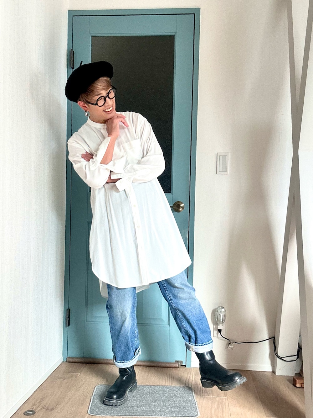 ホワイト系のシャツ/ブラウス、その他のトレンチコート、ブラック系のボディバッグ/ウエストポーチを着用したレディースの秋コーディネートの2枚目の写真