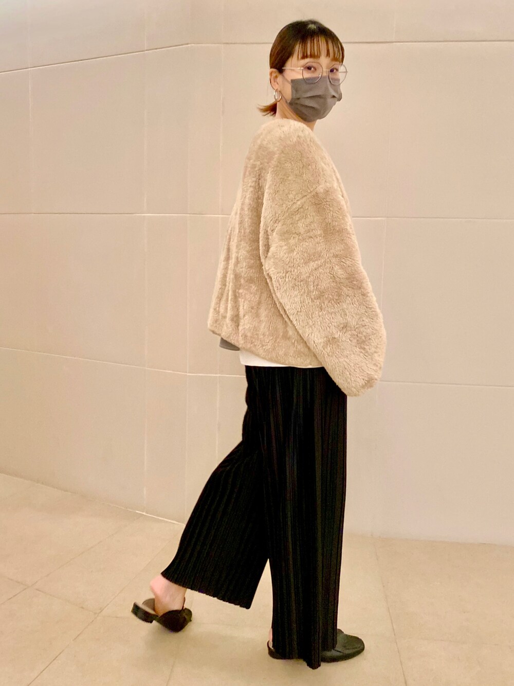 ベージュ系のジャケット/アウター、ホワイト系のパンプスを着用したキッズの冬コーディネートの4枚目の写真