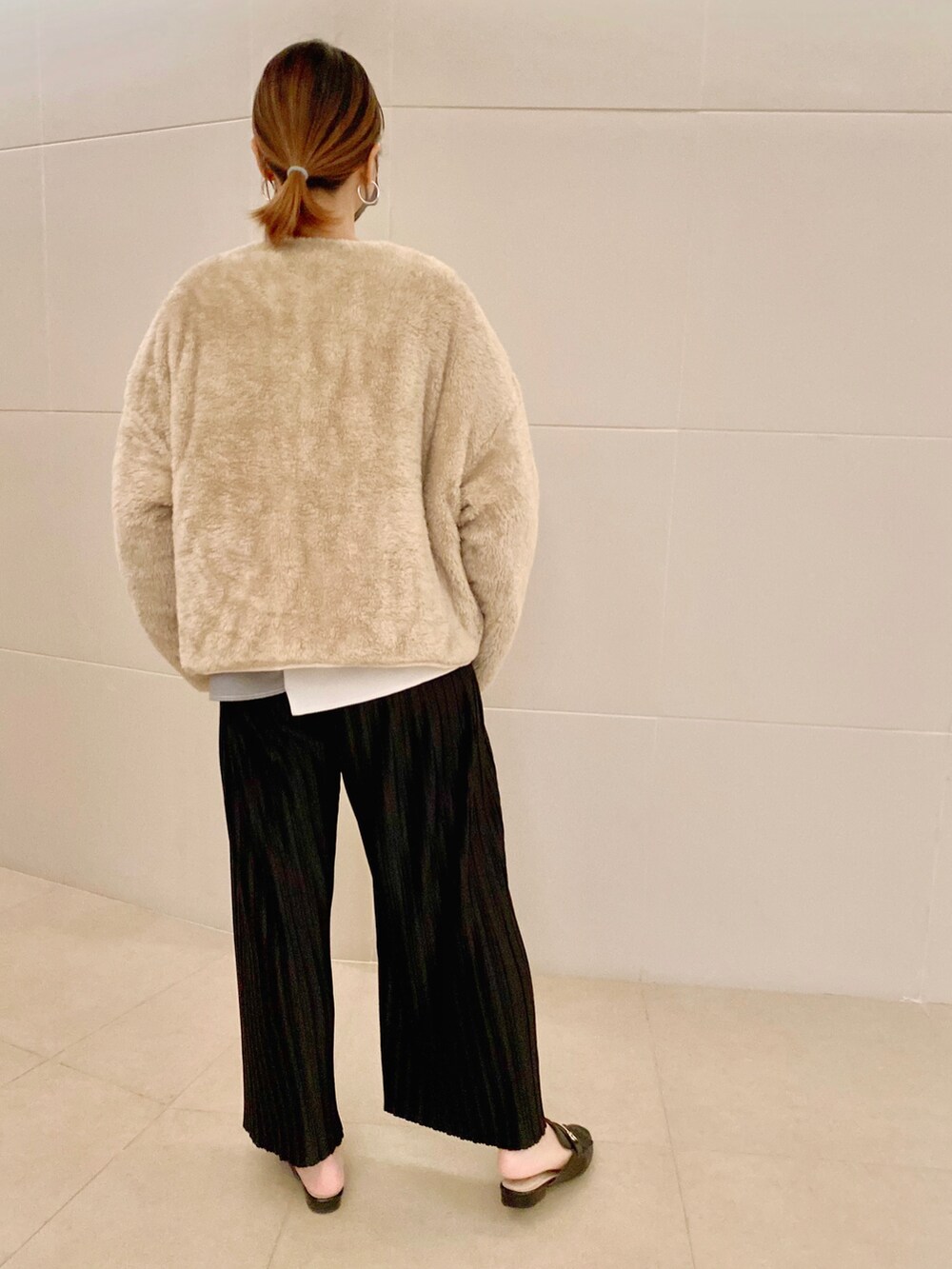 ベージュ系のジャケット/アウター、ホワイト系のパンプスを着用したキッズの冬コーディネートの2枚目の写真