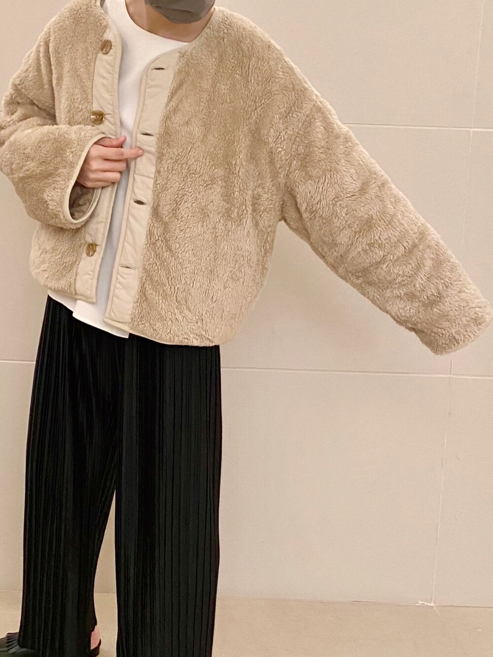 ベージュ系のジャケット/アウター、ホワイト系のパンプスを着用したキッズの冬コーディネートの3枚目の写真