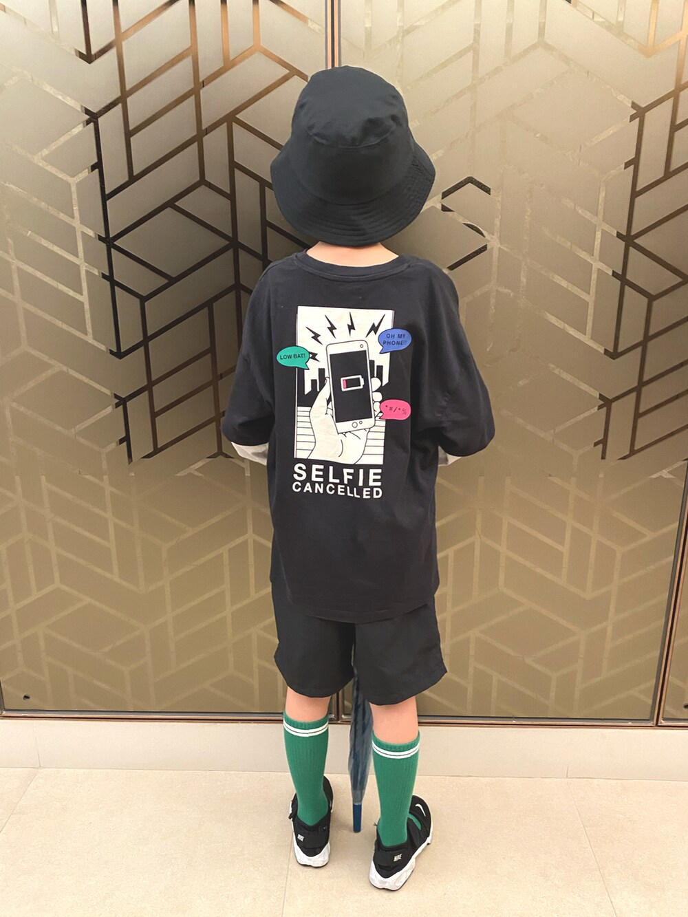 ブラック系のTシャツ/カットソー、ブラック系のその他パンツ、ブラック系のサンダルを着用したキッズの春コーディネートの2枚目の写真