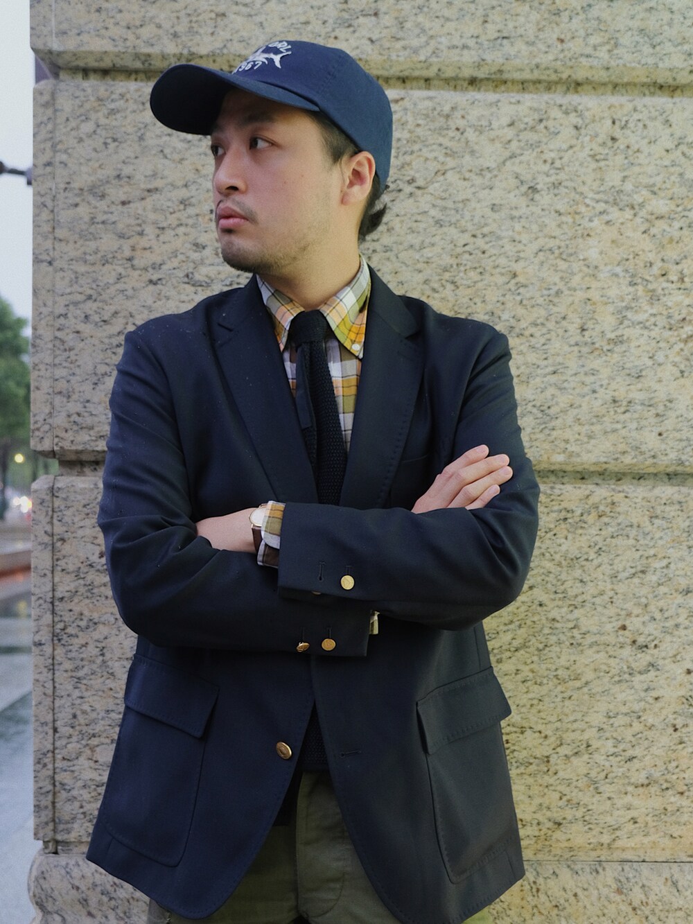 イエロー系のシャツ/ブラウスを着用したメンズの春コーディネートの3枚目の写真