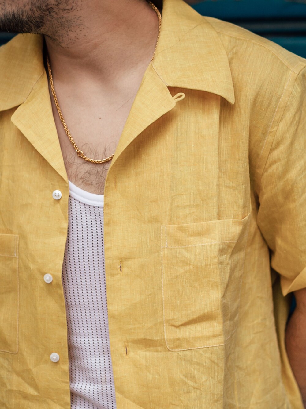 イエロー系のカーゴパンツを着用したメンズの夏コーディネートの2枚目の写真