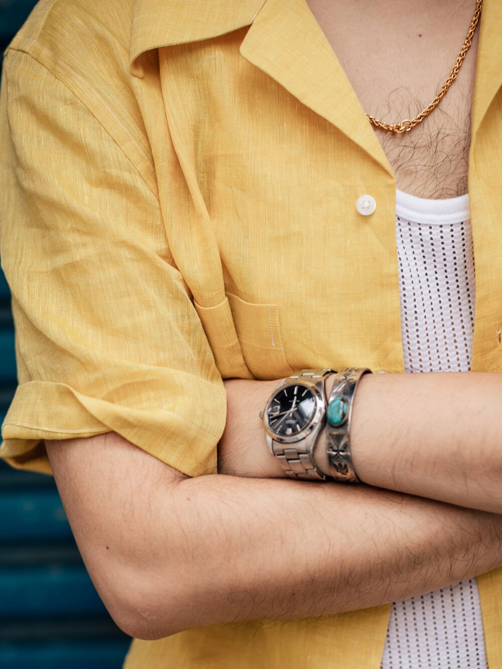 イエロー系のカーゴパンツを着用したメンズの夏コーディネートの3枚目の写真