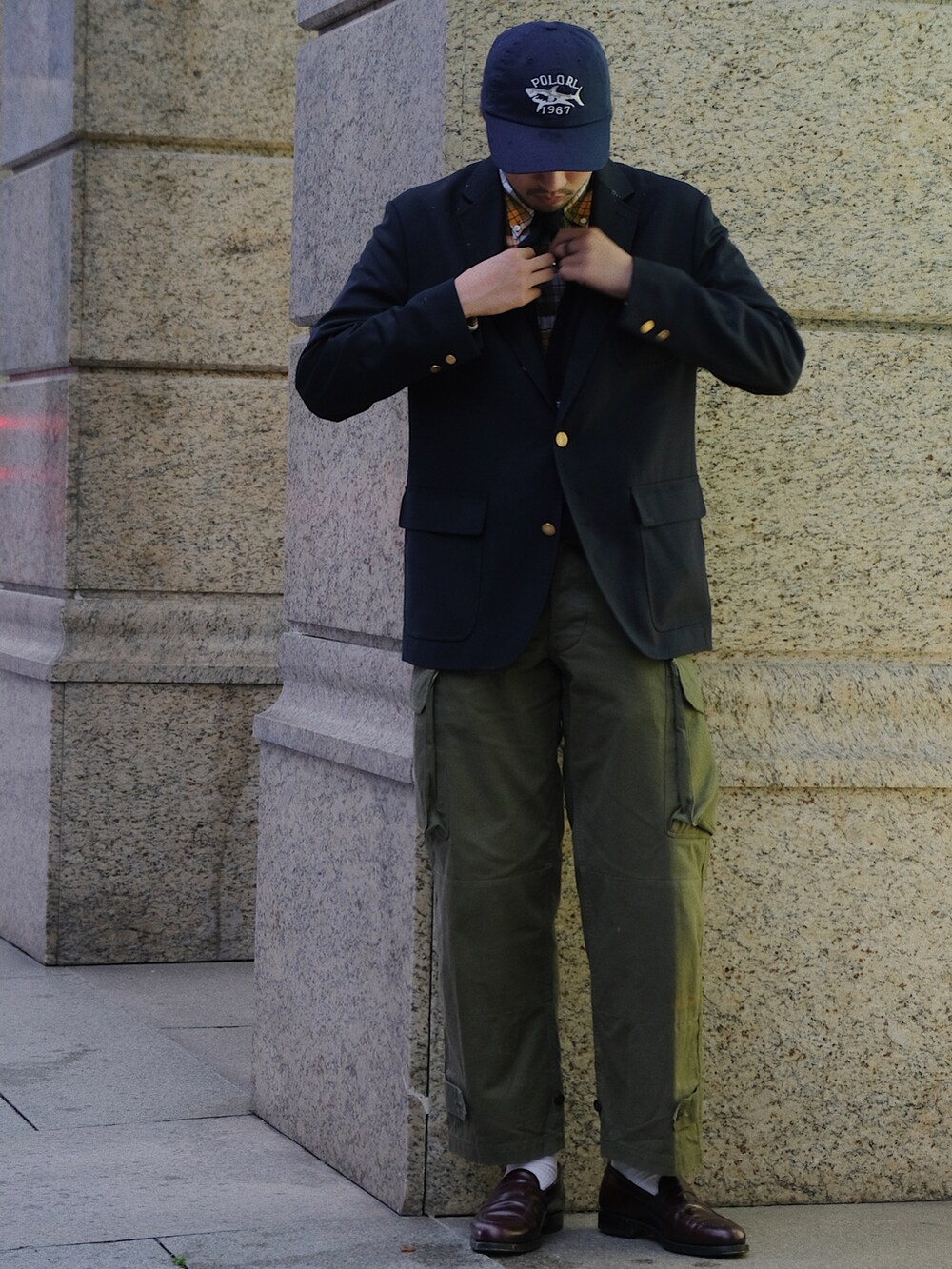 イエロー系のシャツ/ブラウスを着用したメンズの春コーディネートの2枚目の写真