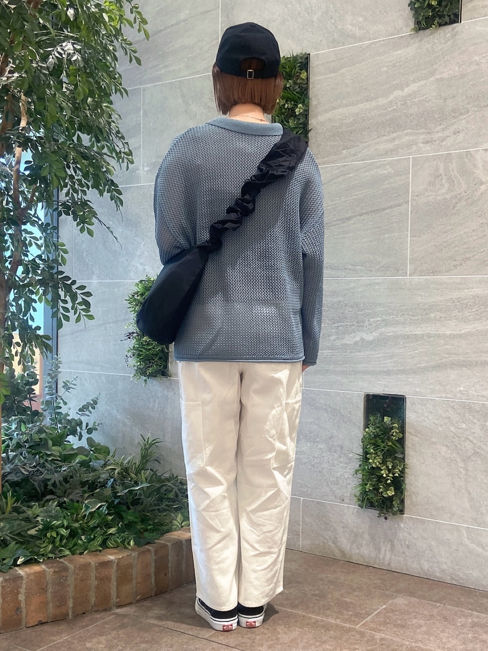 ブルー系のトップス、ホワイト系のその他パンツを着用したレディースの春コーディネートの2枚目の写真