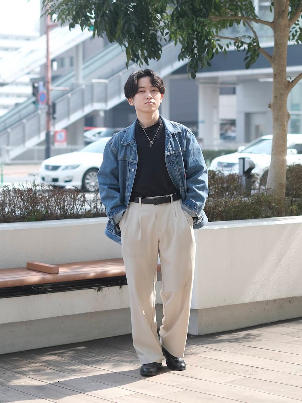 「デニム、革靴、Levi's、デニムジャケット、urstore」|「SENSE OF PLACE by URBAN RESEARCHの『イージーケア/セットアップ対応』ダブルタックワイドスラックス(スラックス、ベージュ系)」を使った、Takuyaさん(メンズ・164cm)の春コーディネートの3枚目の写真